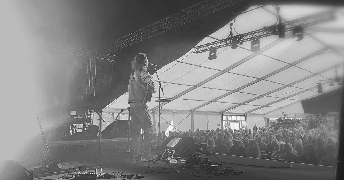 2025 Sidmouth Folk Festival lights up a Devon coastal town