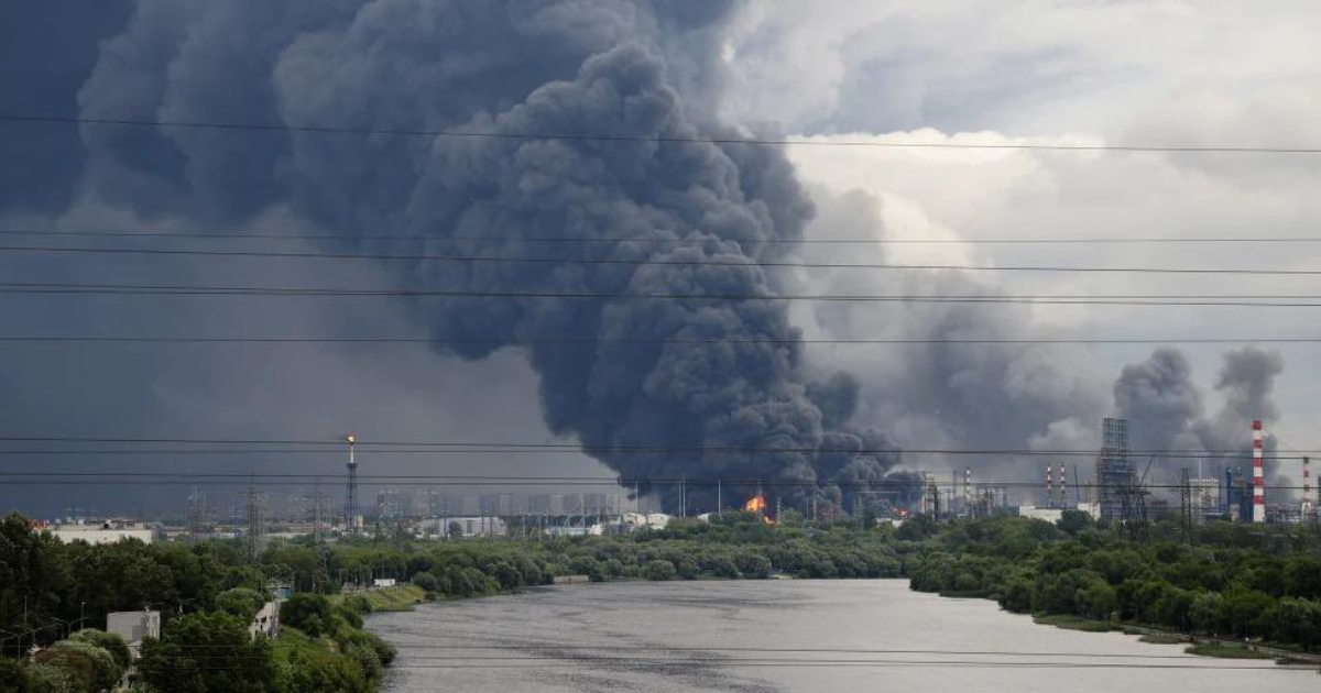 A fire broke out at the Ilsky oil refinery in the Seversky district of the Krasnodar Region after UAV debris fell on the site